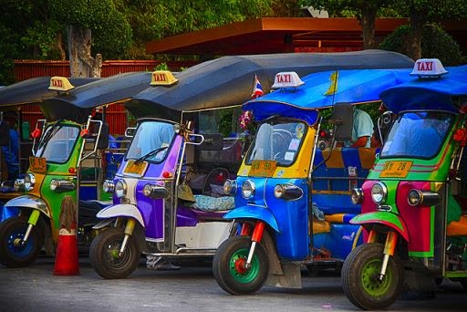 Xe Tuk Tuk là một nét đặc trưng của du lịch Thái Lan