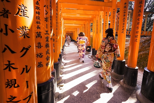 Đền Fushimi Inari với 10.000 chiếc cổng torii màu đỏ son