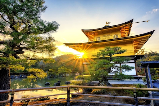Chùa Vàng Kinkakuji chỉ được dát vàng lá ở hai tầng trên cùng