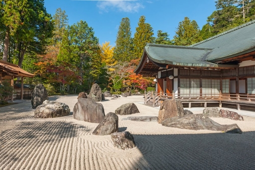 Trên núi Koya (Koyasan) có hơn 100 ngôi đền
