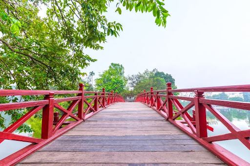 Cầu Thê Húc - Lối vào đền Ngọc Sơn