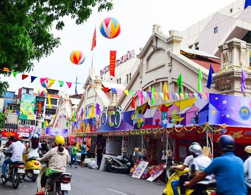 Đến Hà Nội đừng quên ghé khu chợ Đồng Xuân sầm uất để mua sắm
