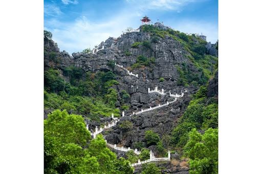 Đường lên là các bậc đá cao, dựng đứng thách thức nhiều du khách