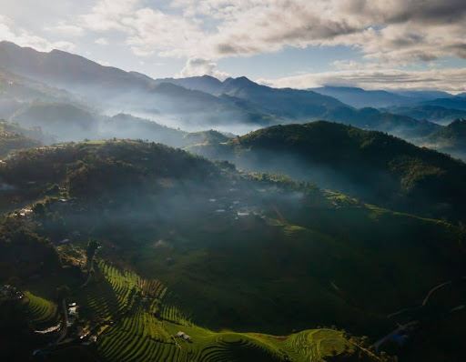 Trải nghiệm văn hóa dân tộc đặc sắc Không chỉ là điểm đến thiên nhiên hùng vĩ, Mù Cang Chải còn là nơi lưu giữ bản sắc văn hóa độc đáo của các dân tộc thiểu số như người H’Mông, Thái. Mỗi chuyến đi đến đây là cơ hội để bạn hòa mình vào cuộc sống giản dị và chân chất của người dân địa phương. Bạn sẽ được chứng kiến cách họ canh tác, sinh hoạt hàng ngày, và đặc biệt là tham gia vào các lễ hội dân tộc đặc sắc, nơi tiếng khèn, tiếng sáo vang lên giữa núi rừng, mang đến cho bạn cảm giác ấm áp và gần gũi lạ thường.