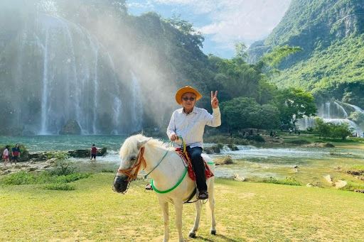 Du khách cưỡi ngựa dọc bờ sông