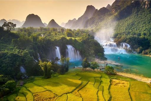 Dù bạn đến thăm vào mùa nào, vẻ đẹp của thác đều khiến du khách mê mẩn nó chẳng rời.