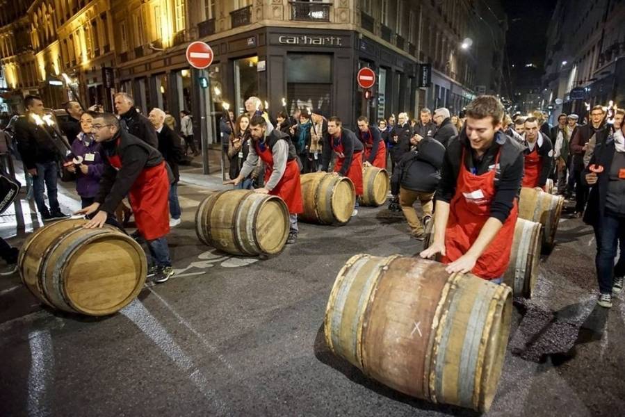 Diễu hành và âm nhạc sôi động Beaujolais Nouveau