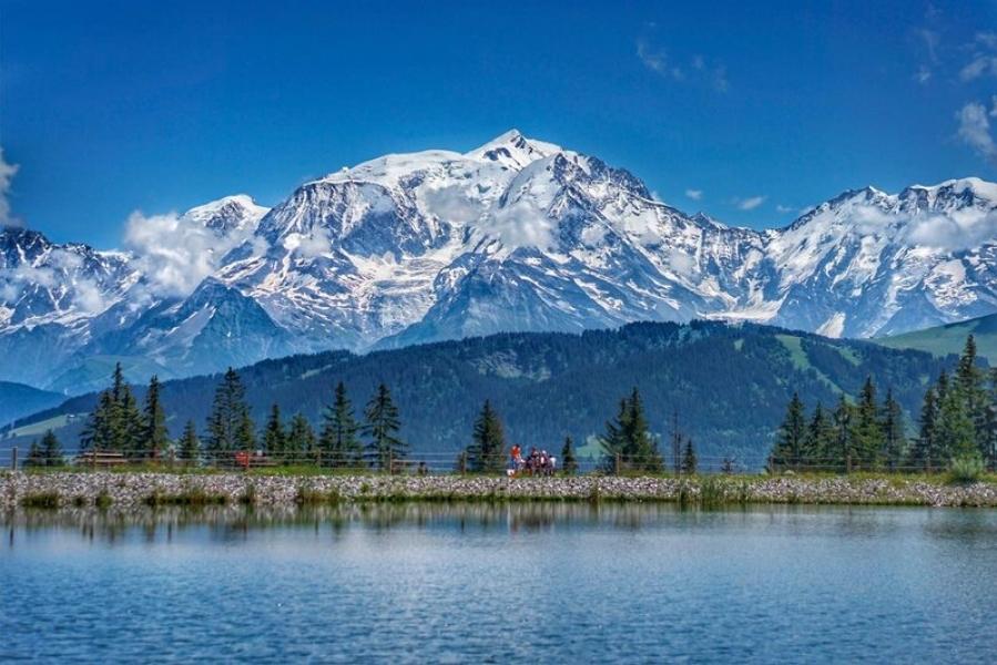 Tuyết trắng bao phủ quanh năm trên ngọn núi Mont Blanc