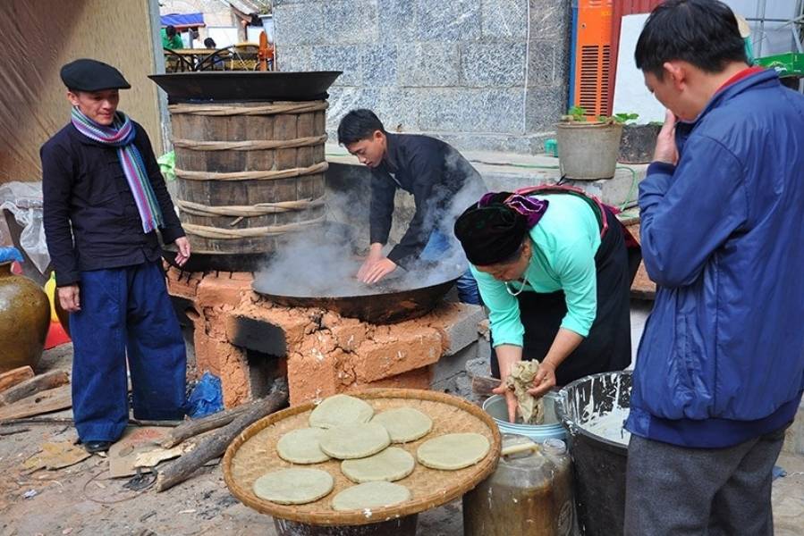 Người dân Hà Giang đang làm bánh Tam Giác Mạch ở chợ Phiên