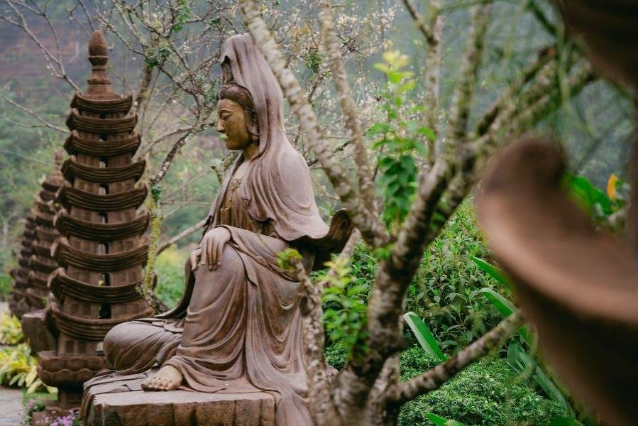 Những bức tượng nhỏ được bố trí tinh tế trong khu vườn thiền
