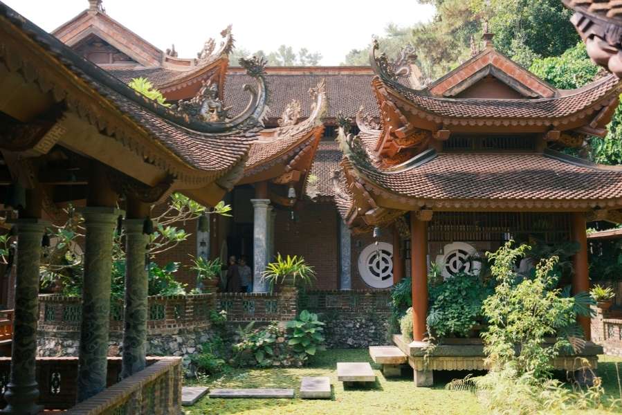 Mỗi góc trong ngôi chùa đều mang không khí trang nghiêm, yên bình