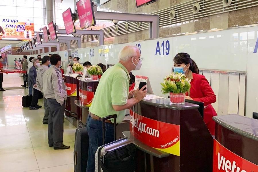 Người cao tuổi sẽ được ưu tiên làm thủ tục tại sân bay
