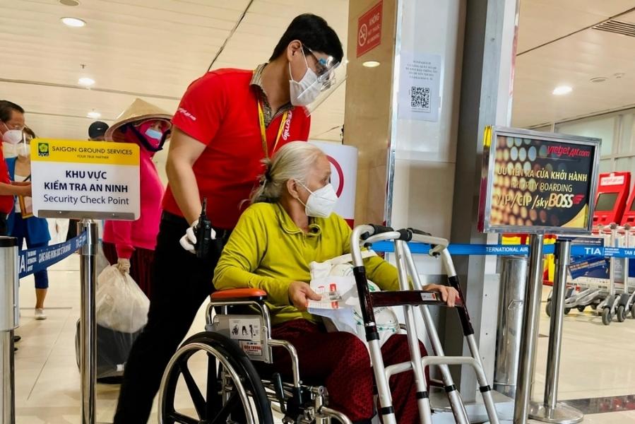 Hành khách lớn tuổi có sức khoẻ yếu sẽ được hỗ trợ dịch vụ xe lăn