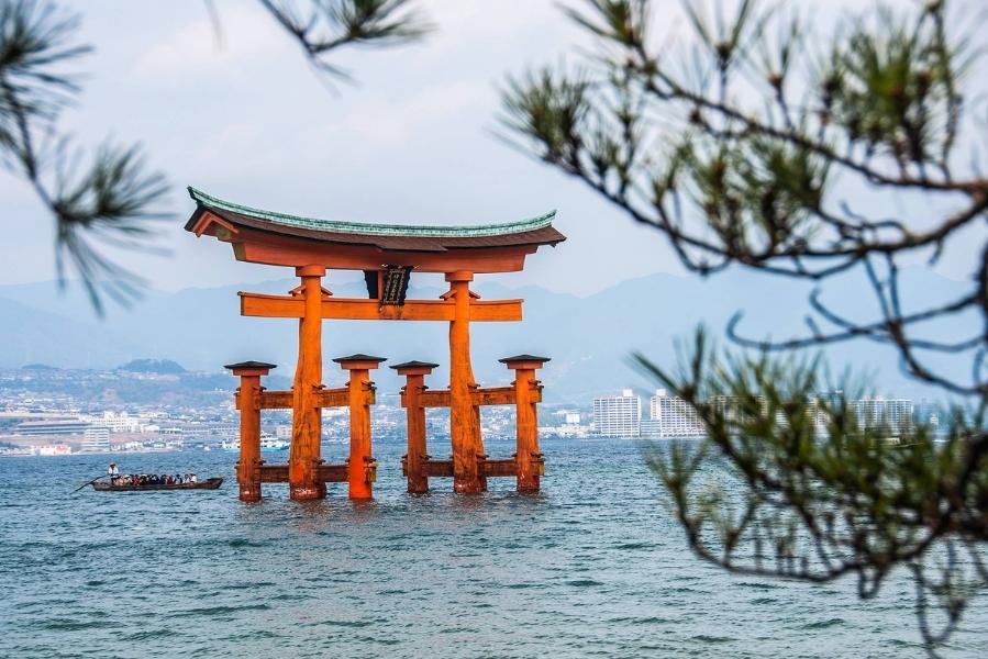 Cổng torii của đền Itsukushima nằm trên mặt biển