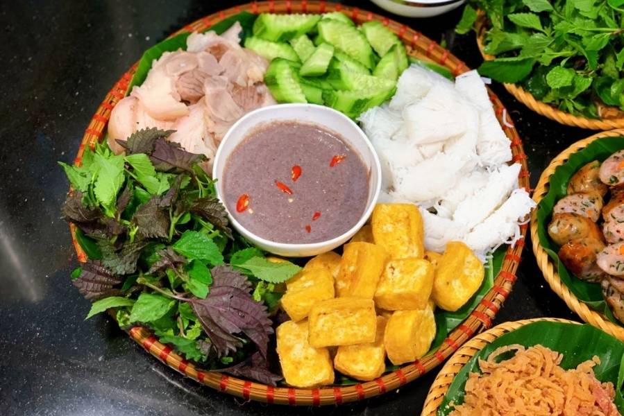 Bún đậu gồm nhiều loại topping khác nhau