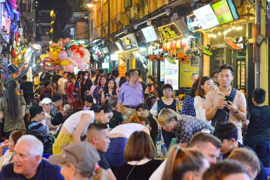 Con phố Tạ Hiện sầm uất về đêm