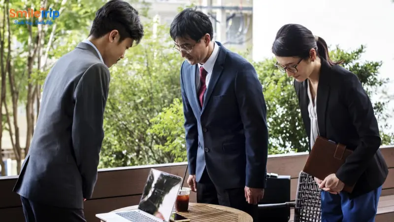 Người Nhật Bản cúi đầu chào hỏi nhau