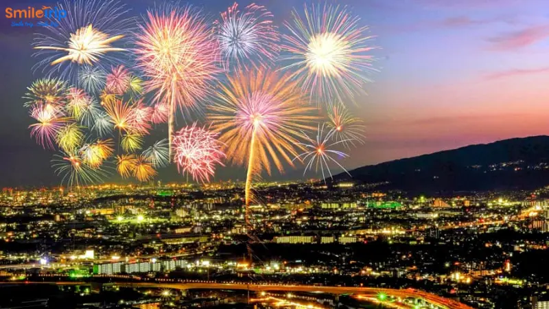 Osaka Tenjin Matsuri (Osaka) là điểm bắn pháo hoa Nhật Bản ấn tượng