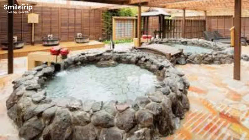 Arima Onsen nằm ở vị trí thuận lợi, được thiết kế trong nhiều tour Nhật