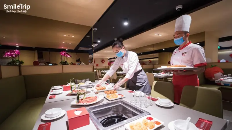 Ăn tối sau giờ cao điểm hoặc ở khu sinh viên/nhân viên