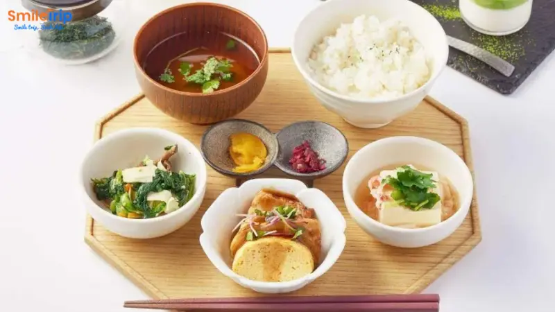Chọn “Set Meal” (定食 – Teishoku) hoặc Combo Trưa
