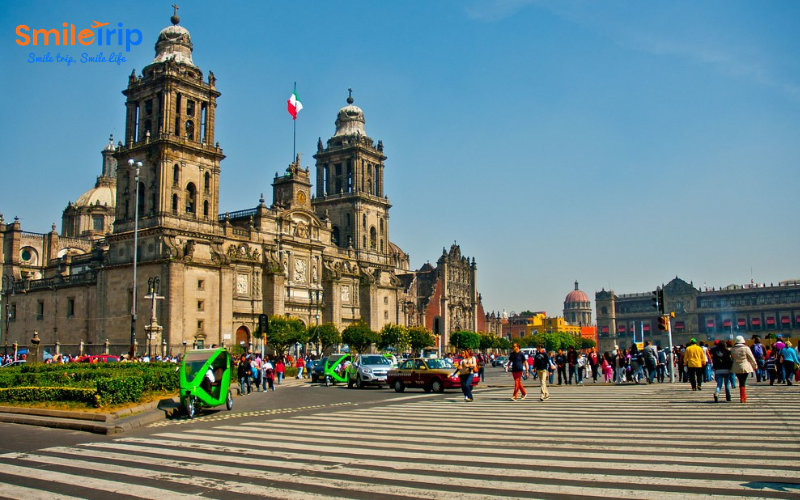Đi dạo quanh quảng trường trung tâm Zócalo (Mexico City)